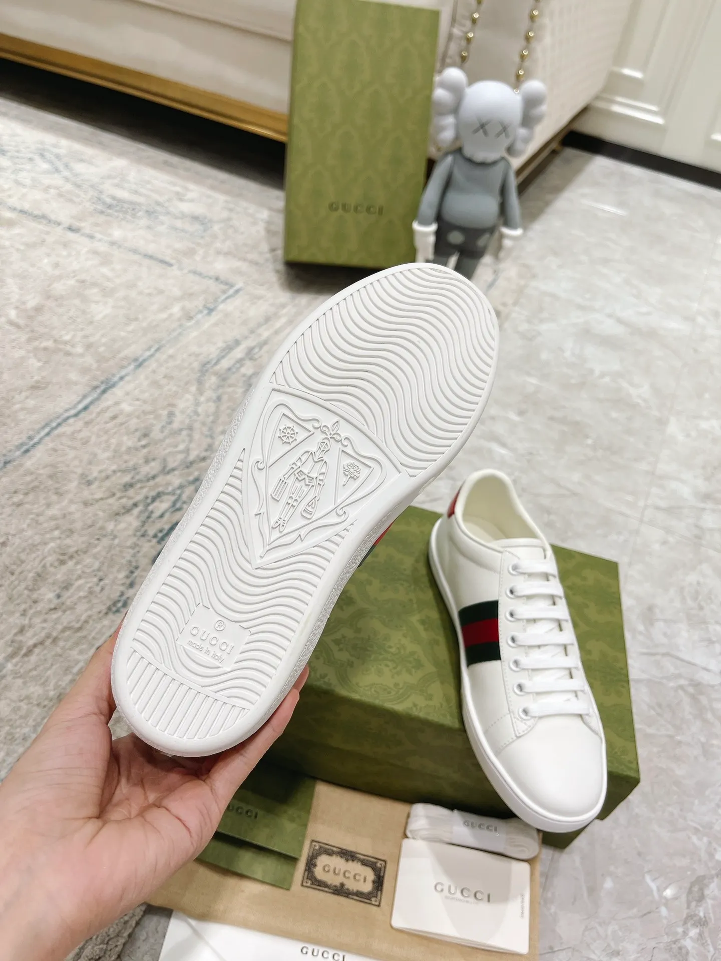 👟👟Ex-factory price 520👟👟 GUCCi 2020 latest anti-counterfeiting thread classic sports lace-up white shoes for couples ☝︎The latest anti-counterfeiting thread upgrade version of the drill cabinet 🖤57 layouts of the whole series are shipped with high quality★ The color matching is continuously updated... 👁‍🗨Attention⚠️This series of drill cabinets has been fully upgraded①anti-counterfeiting thread②empty glue 🔥Look out for our upgraded version quality, original mold opening ✔️Original last shape ✔ Everything is authentic from the inside out🥊 🍬Material: 🔸The upper is made of Italian cowhide imported from the original factory. The comfort and softness are higher than ordinary cowhide from domestic factories. ➕Full cowhide lining and foot pads. The lining adopts the same lasting method as the original. The midsole is also printed with double G and the insole is also original molded. 3D craftsmanship❗️Different from ordinary products in the market❗️➕The outsole adopts the original high-density one-to-one sole➕⚠️The snakeskin tail is consistent with the authentic color, and the real snakeskin is a small piece➕🗯The embroidered patches are also authentic. After disassembly, each color comparison is accurate before shipment‼ ️ Shoe size: Female 35-40 Male 39-44